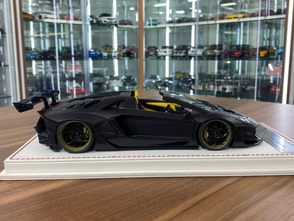 1/18 Resin Davis & Giovanni Lamborghini Aventador LP 720-4 2.0 Roadster in Matt Black with Black/Yellow Interior Limited Edition - 18 pcs