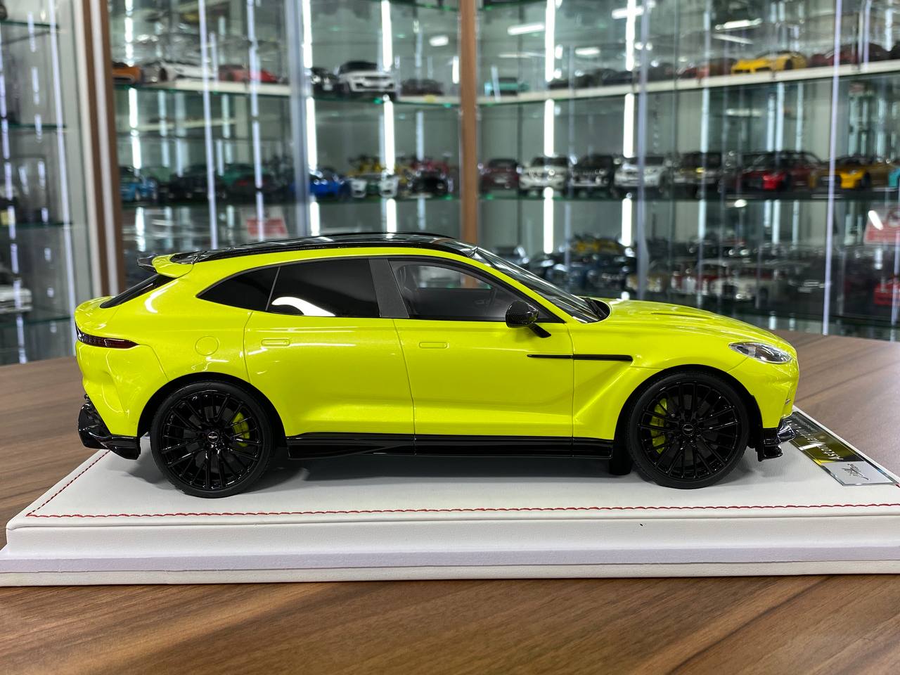 1/18 Resin IVY Model Aston Martin DBX707 Lime Essence Limited 30 pcs