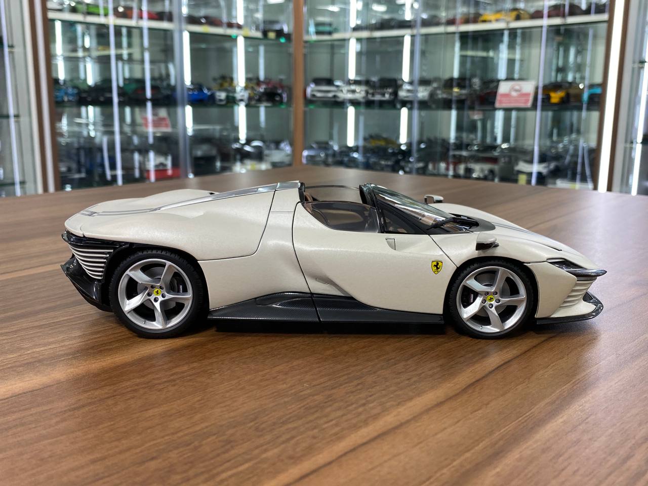 1/18 Diecast Bburago Ferrari DAYTONA SP3 WHITE Scale Model Car