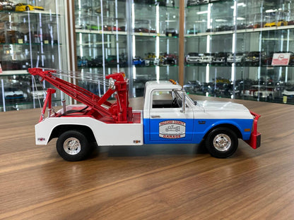 1/18 Diecast Chevrolet C-30 White and Red Model Car by Green Light