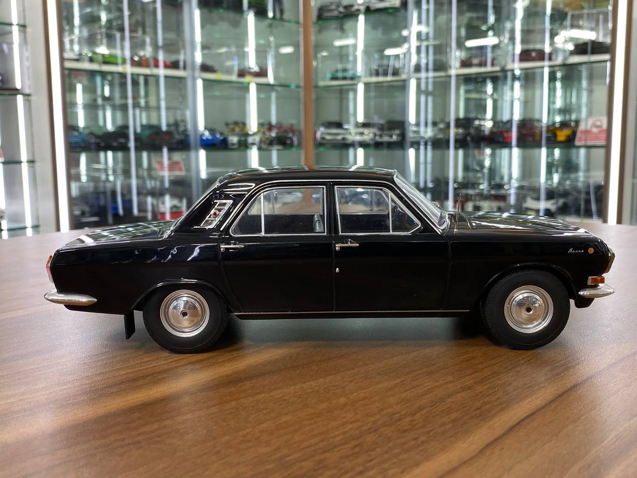 1/18 Resin Volga M-24 MCG Black Model Car