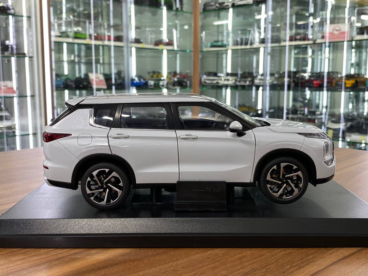 1/18 Diecast Mitsubishi Outlander GAC white model car