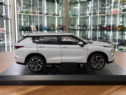 1/18 Diecast Mitsubishi Outlander GAC white model car