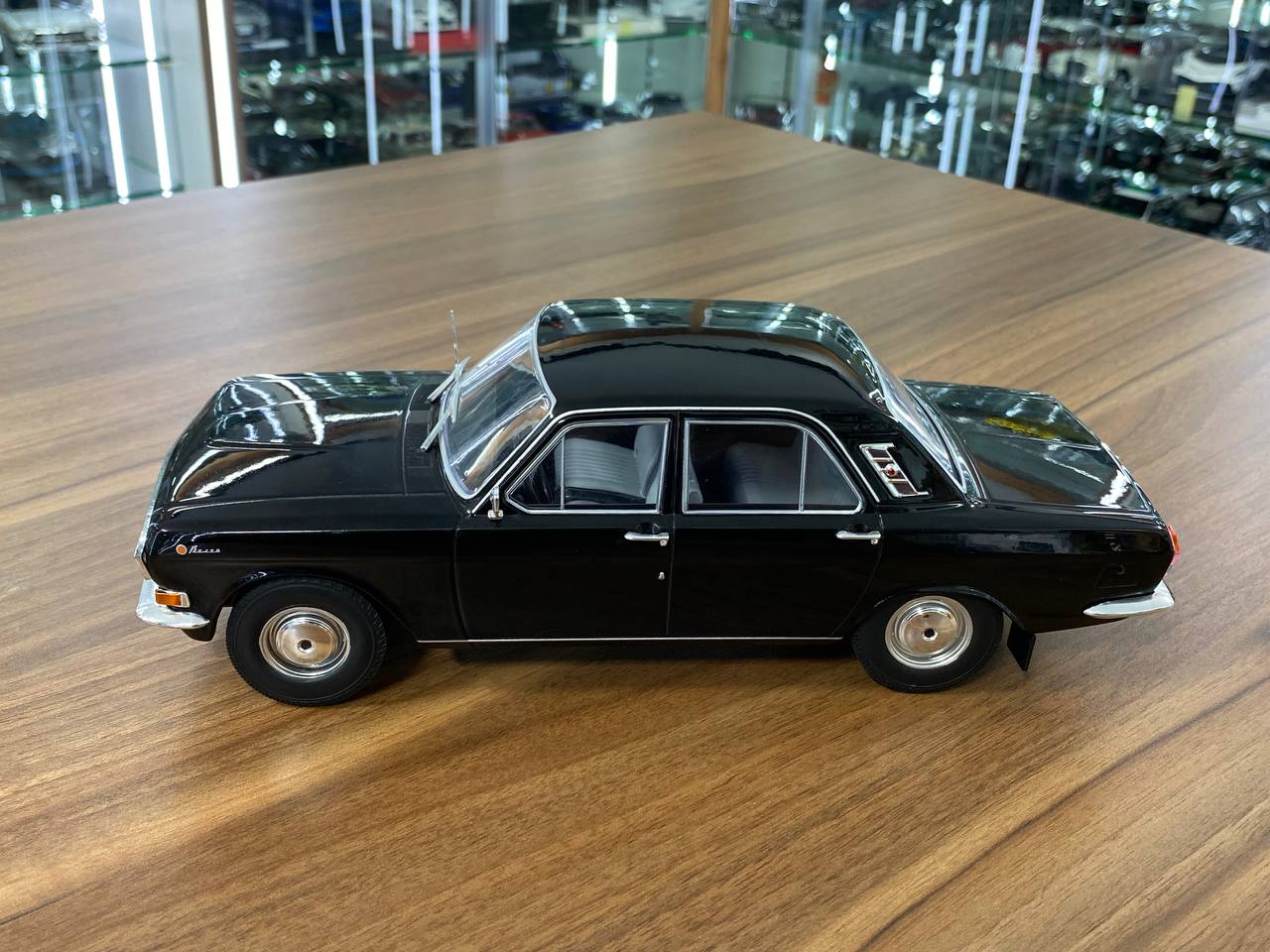 1/18 Resin Volga M-24 MCG Black Model Car
