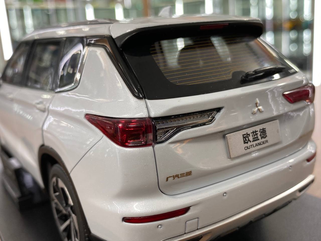 1/18 Diecast Mitsubishi Outlander GAC white model car