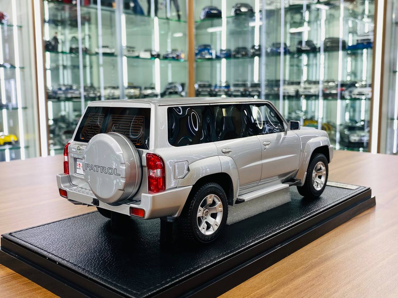Ivy Model 1/18 Nissan Patrol Safari Y61 – Silver, Limited Edition