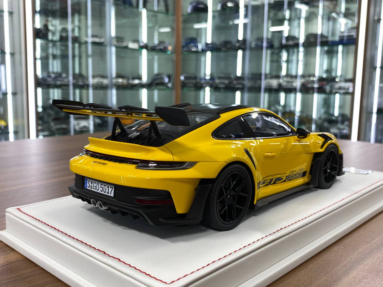 Ivy Model 1/18 Porsche 911 992 GT3 RS Weissach – Racing Yellow with Black Wheels, Limited to 25 pcs.