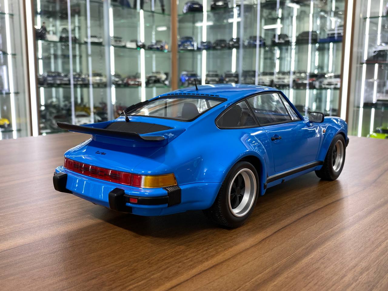 1/12 Diecast Model – Porsche 911 Turbo (1977) by Minichamps