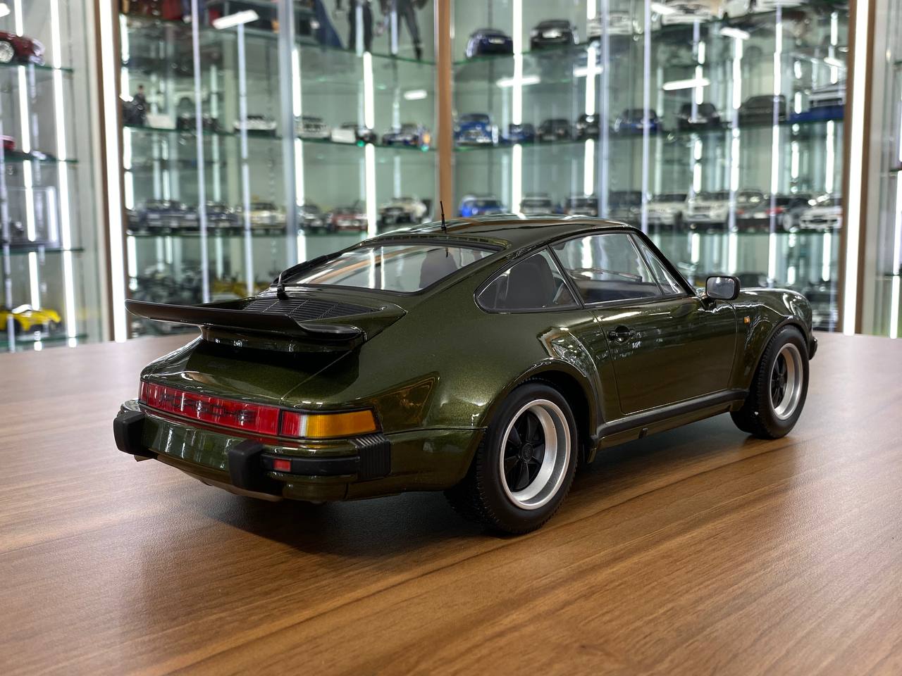 1/12 Diecast Model – Porsche 911 Turbo (1977) Olive by Minichamps