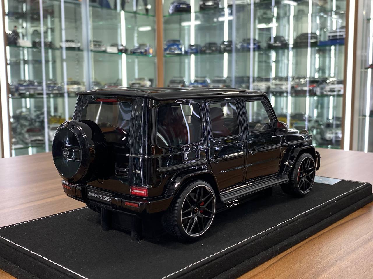 1/18 Resin Model - Mercedes-Benz AMG G63 with Removable Grill (Black/Red Interior)