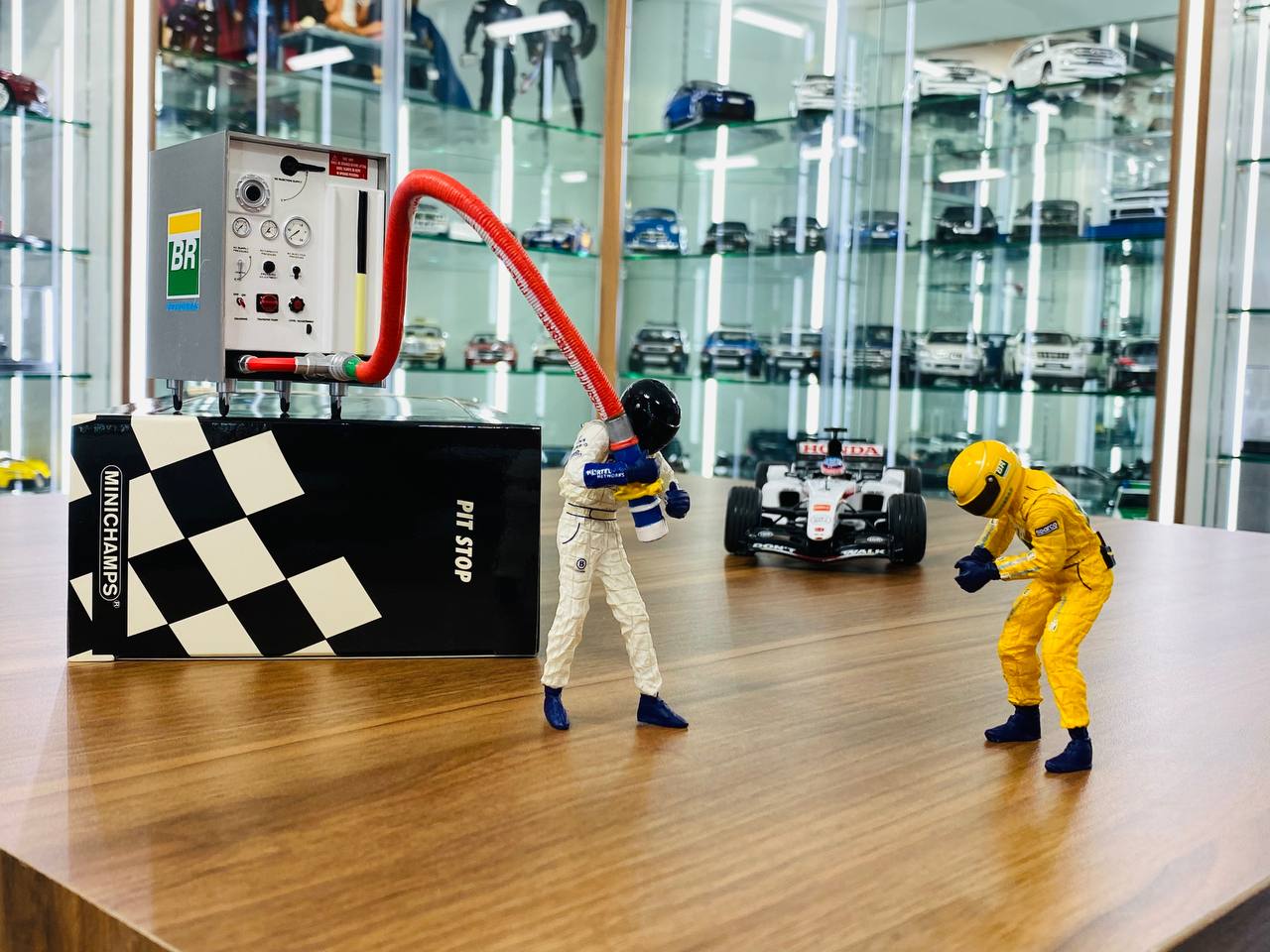 1/18 Resin – BMW Williams Refueller Set by Minichamps