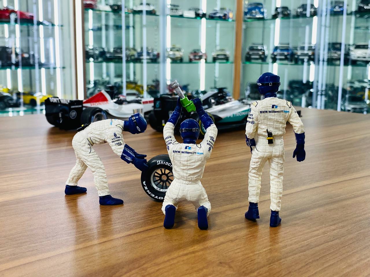 1/18 Resin – BMW Williams Tyre Change Set #1 by Minichamps