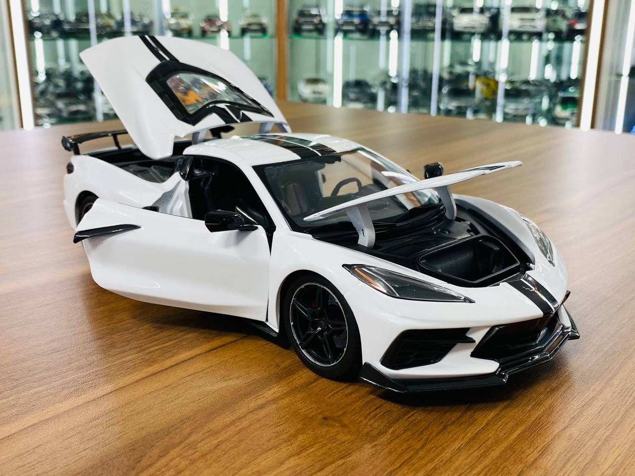 1/18 Diecast Full opening  Maisto Chevrolet Corvette Stingray Coupe 2020 White