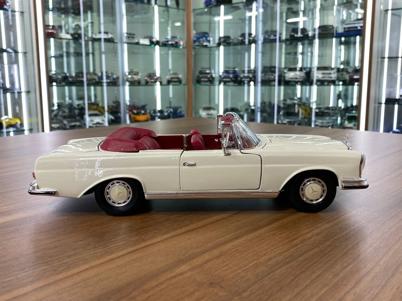 1/18 Diecast Maisto Mercedes Benz 280SE 1967