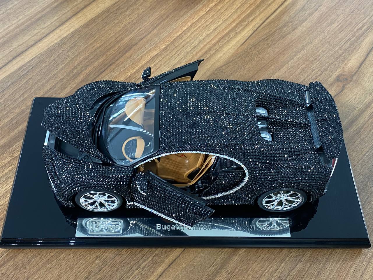 1/18 Diecast Bugatti Chiron Swarovski Crystal Limited Edition (137 out of 150) Bburago