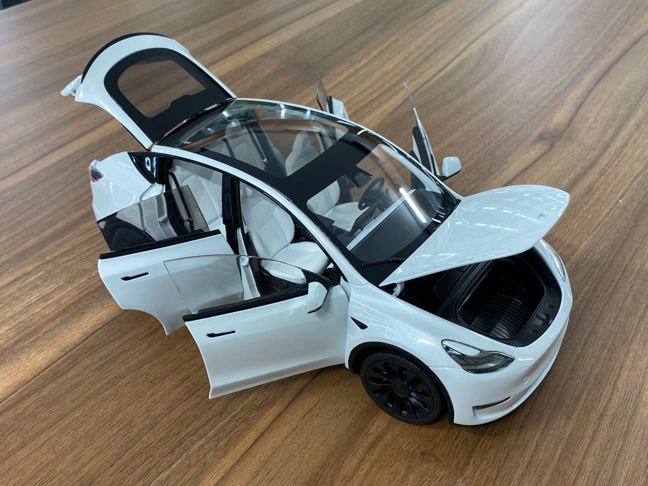 Tesla Model Y [ 1/18 White, Diecast ]