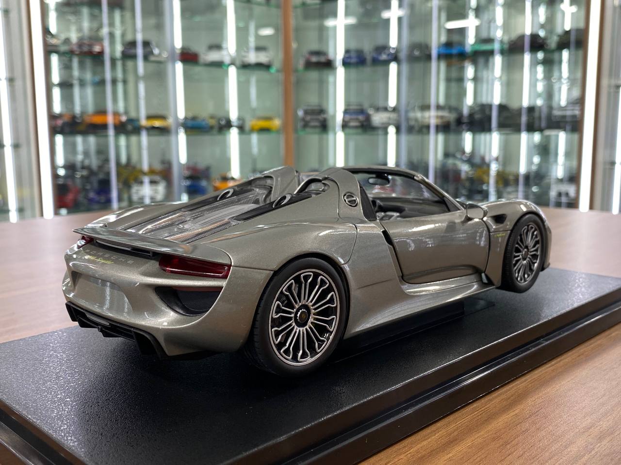 1/18 Welly Metal Diecast - Porsche 918 Spyder in Grey (opening doors)