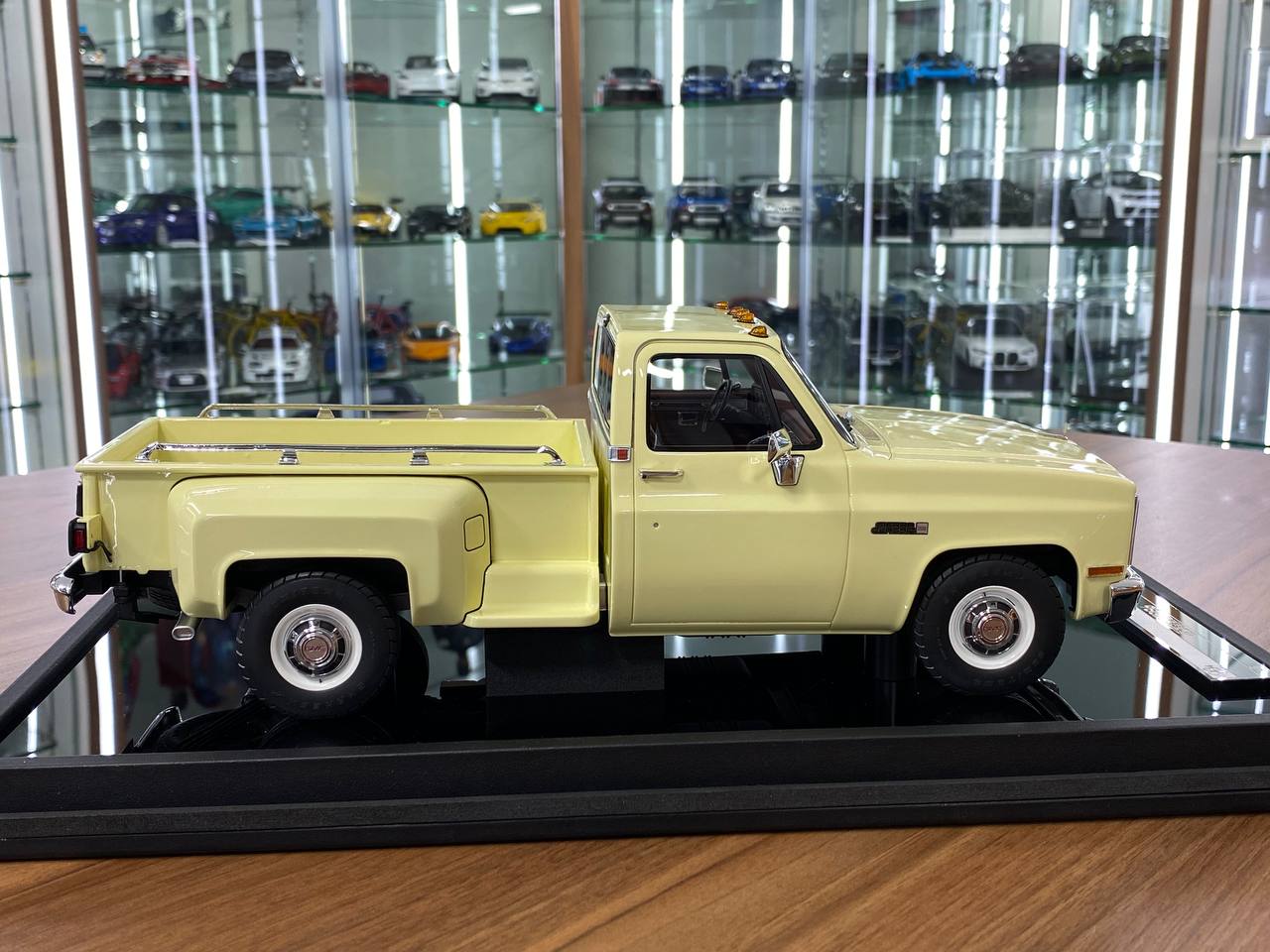1:18 Resin Model - Old School Models GMC Sierra Classic 3500 (1986) - Desert Yellow - Limited 60 pcs