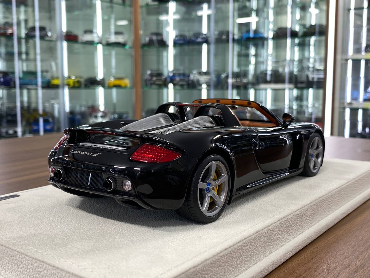 1:18 Resin Model  – Make Up Porsche Carrera GT (2004) Black Limited 60 pcs