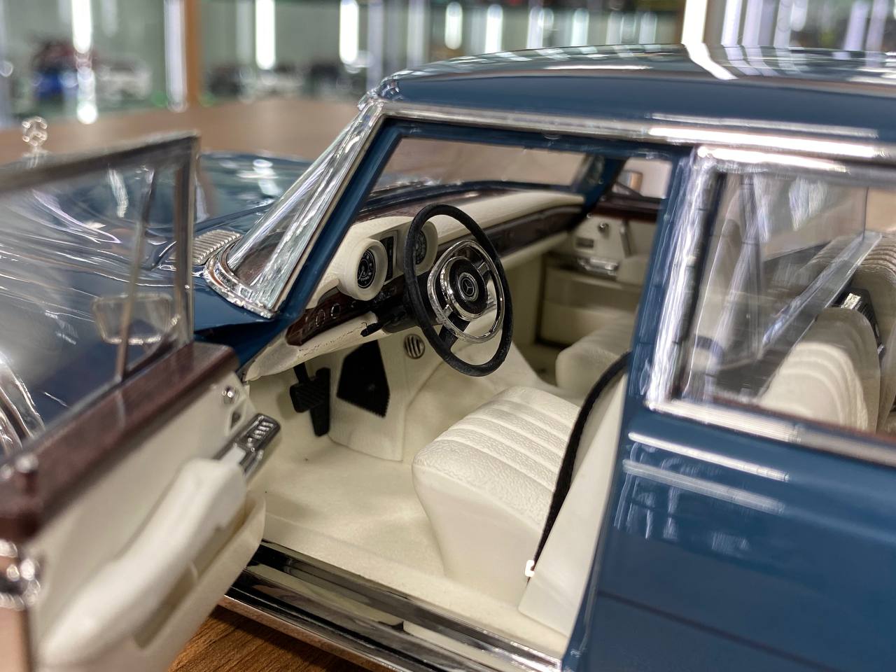1:18 Diecast Full Opening – NZG Modelle GmbH Dealer Edition Mercedes-Benz 600 Pullman (W100)