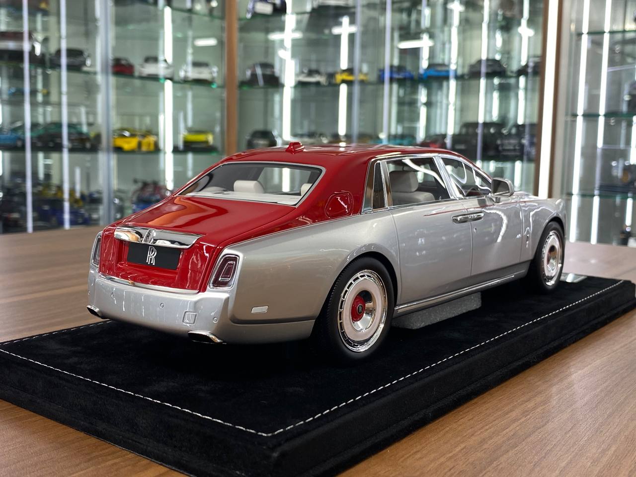 1/18 Resin – H&H Rolls Royce Phantom Extended Wheelbase II Silver / Red Dragon Ltd.Edn.20 pcs