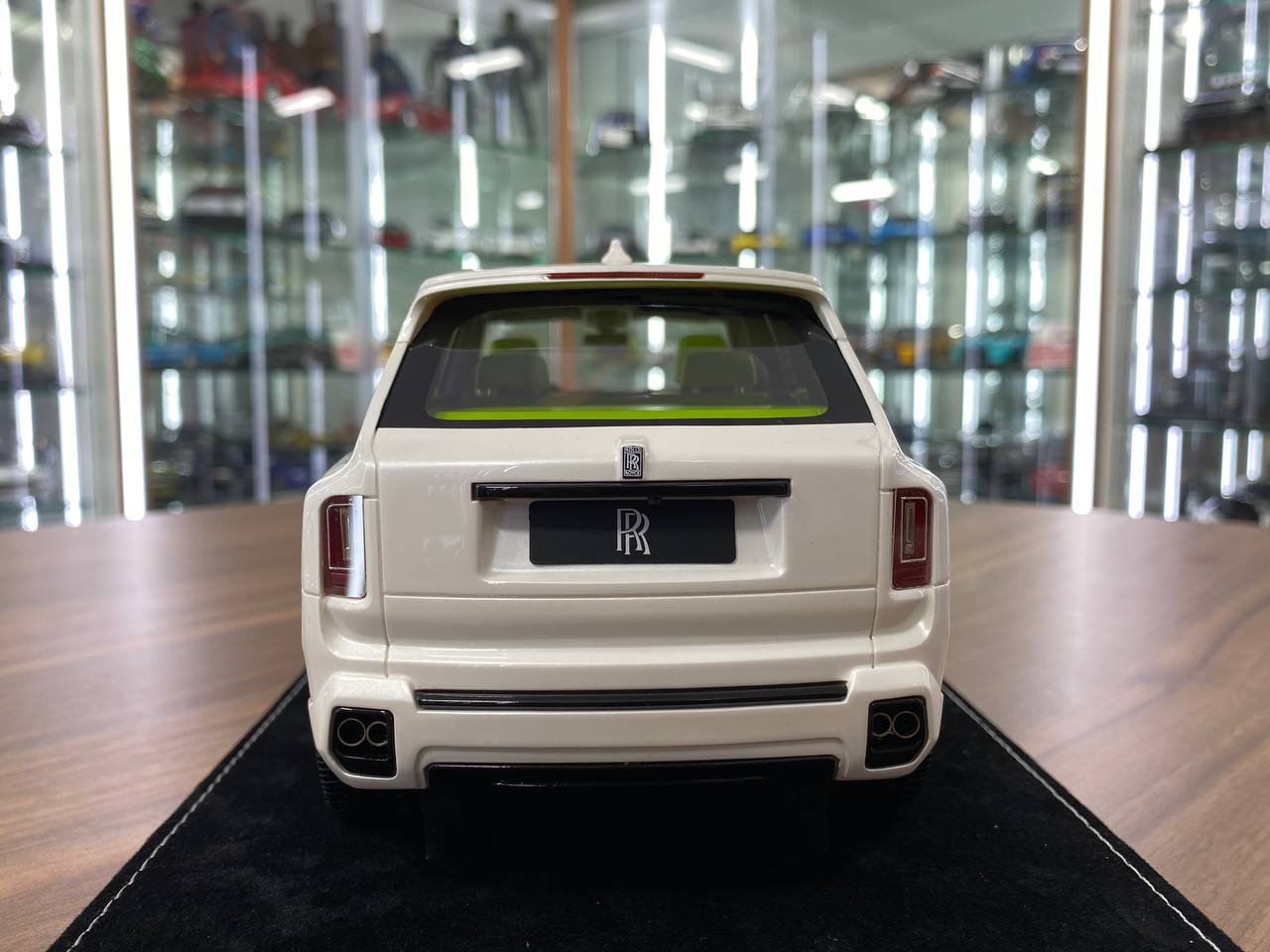 1/18 Resin Model – H&H Rolls Royce Cullinan Series II Pearl White with Black Badge  Limited Edition: 30 pcs