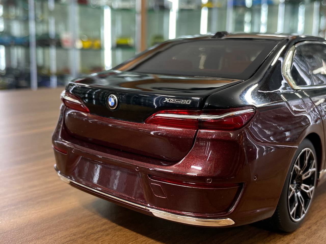 1/18 BMW i7 2022 Diecast by Minichamps | Full Opening | Dealer Edition