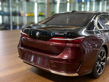 1/18 BMW i7 2022 Diecast by Minichamps | Full Opening | Dealer Edition