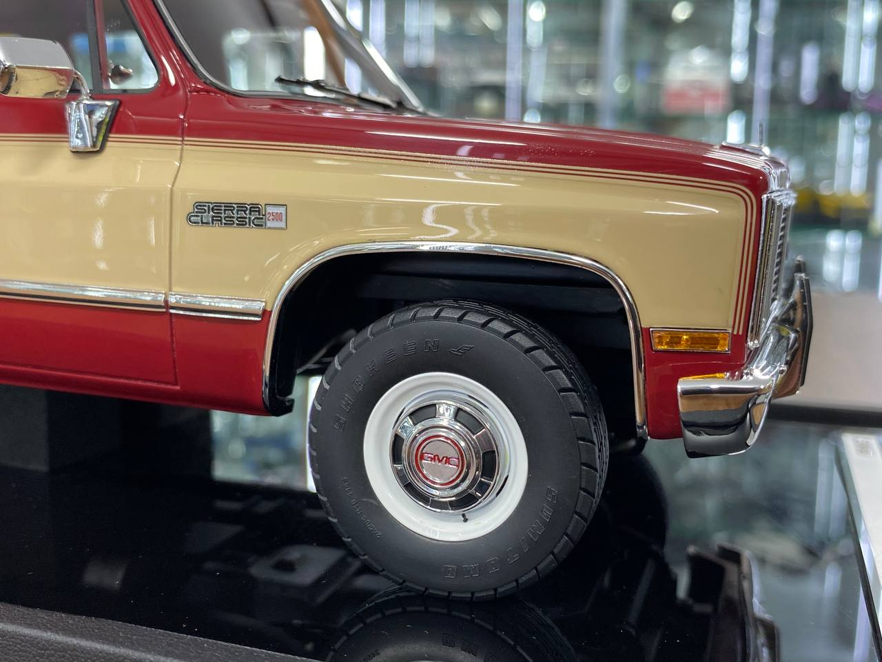 1/18 Resin Old School Models GMC SUBARBAN 86 2500 (1986) Red & Beige  Limited 100 pcs
