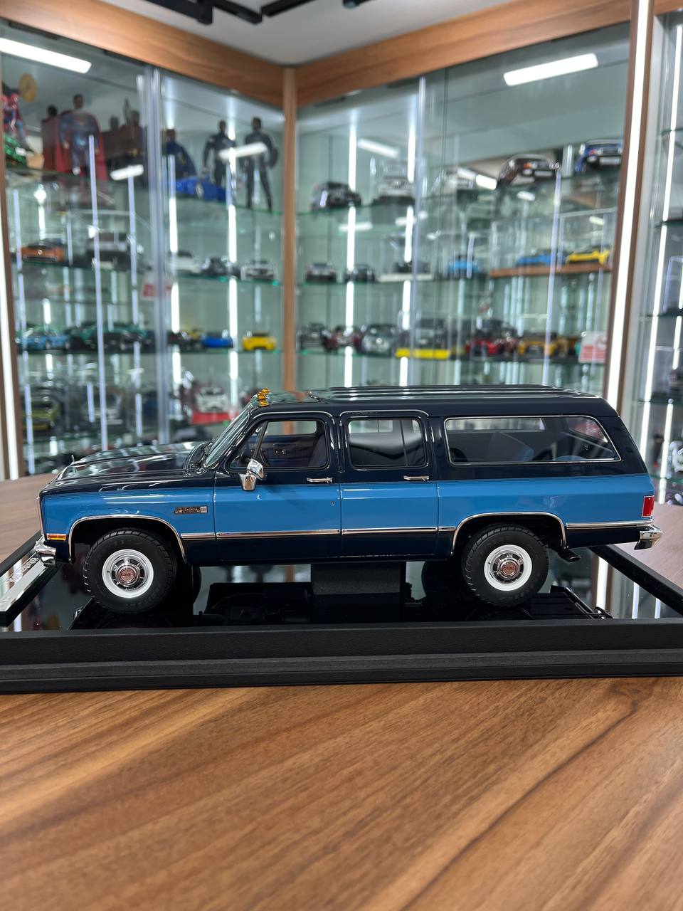 1:18 GMC Suburban 2500 (1986) – Old School Models | Resin | Limited to 100 pcs | Navy Blue