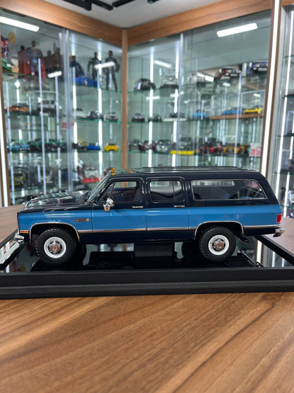 1:18 GMC Suburban 2500 (1986) – Old School Models | Resin | Limited to 100 pcs | Navy Blue