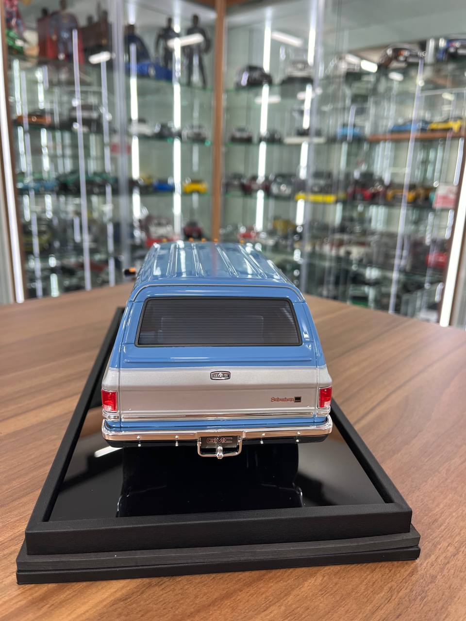 1:18 GMC Suburban 2500 (1986) – Sky Blue – Resin by Old School Models – Limited 100 pcs