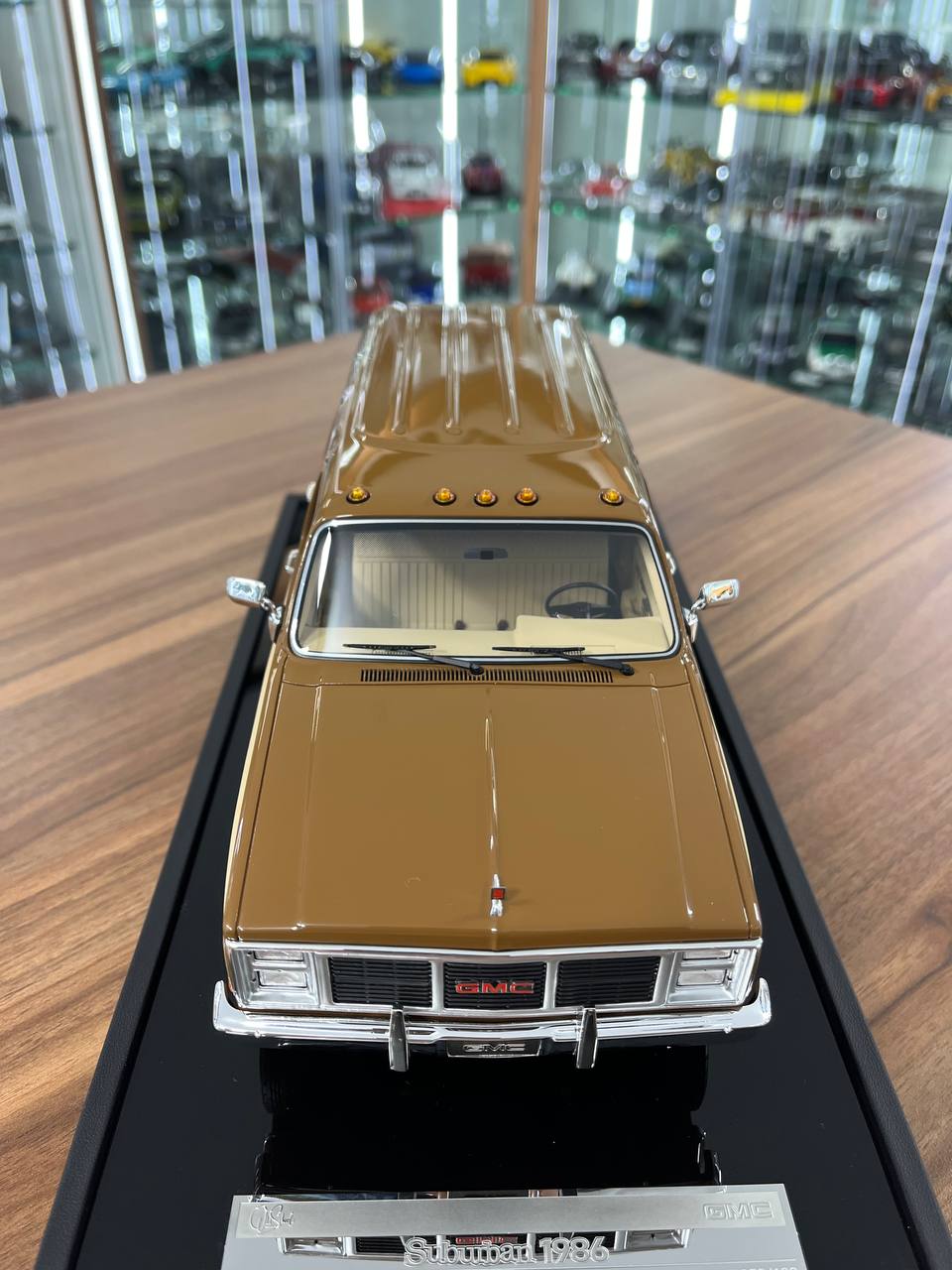 1:18 Resin GMC Suburban 2500 (1986) – Brown/Beige –  Old School Models – Limited 100 pcs
