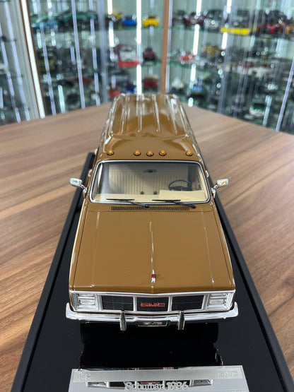 1:18 Resin GMC Suburban 2500 (1986) – Brown/Beige –  Old School Models – Limited 100 pcs