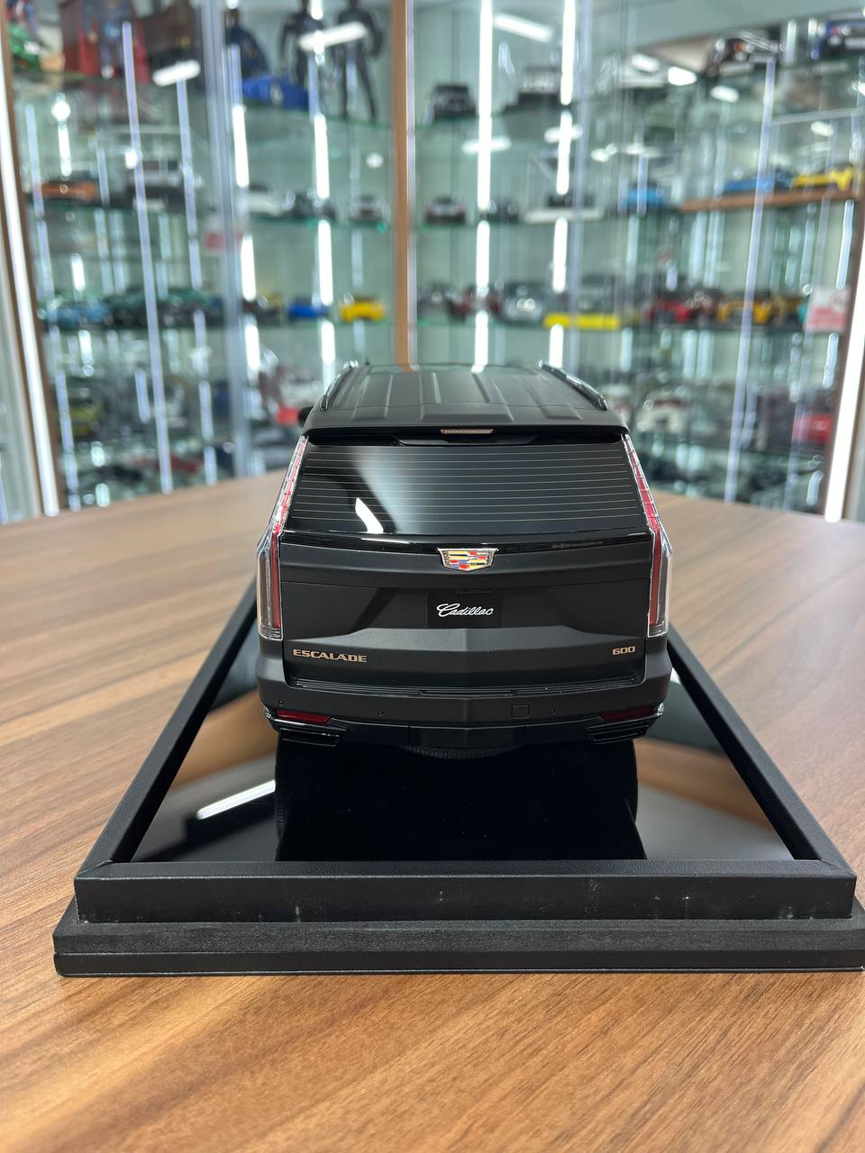 1/18 MotorHelix Cadillac Escalade Matte Black – Resin Model (Limited to 99 pcs)