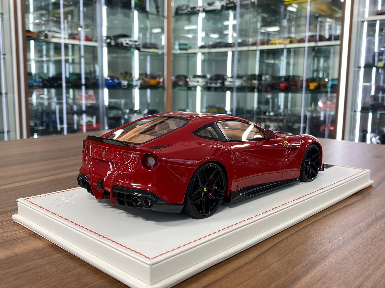 1/18 Resin( Hood Opens ) Runner Ferrari F12 Berlinetta DMC Limited 99 pcs Red