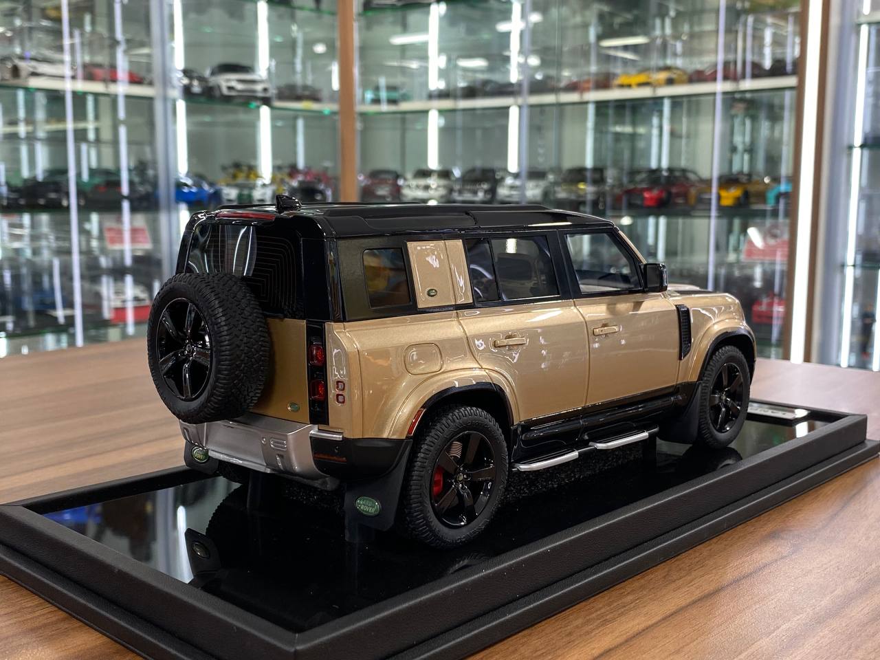 1/18 Resin MotorHelix Land Rover Defender 110 Gold Limited 50 pcs