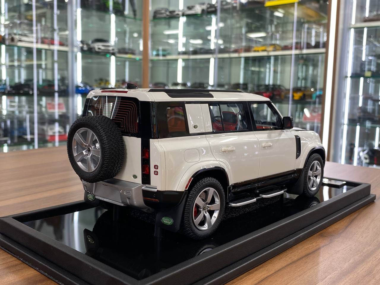 1/18 Resin MotorHelix Land Rover Defender 110 Pearl White Limited 50 pcs