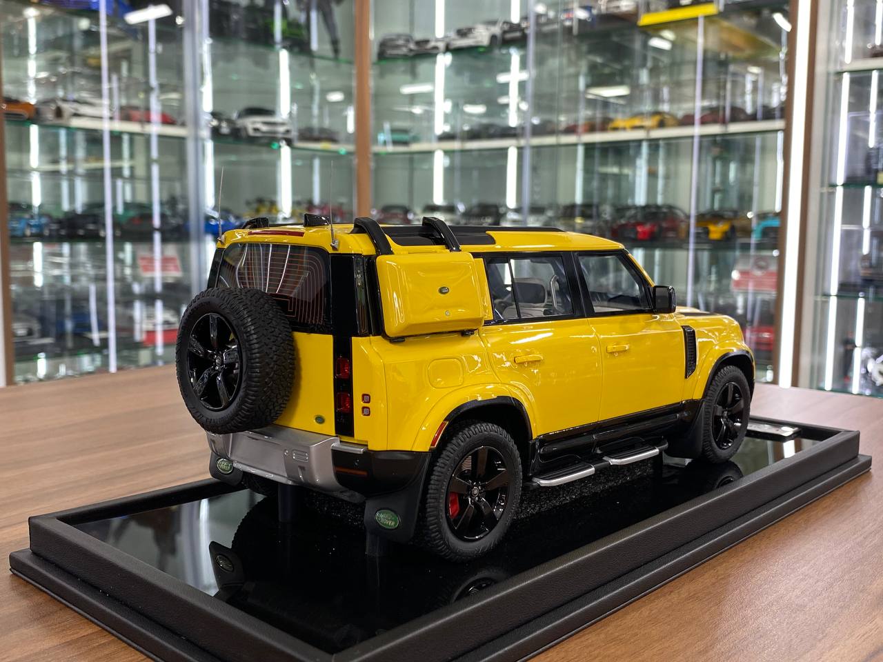 1/18 Resin MotorHelix Land Rover Defender 110 Desert Yellow Limited 50 pcs