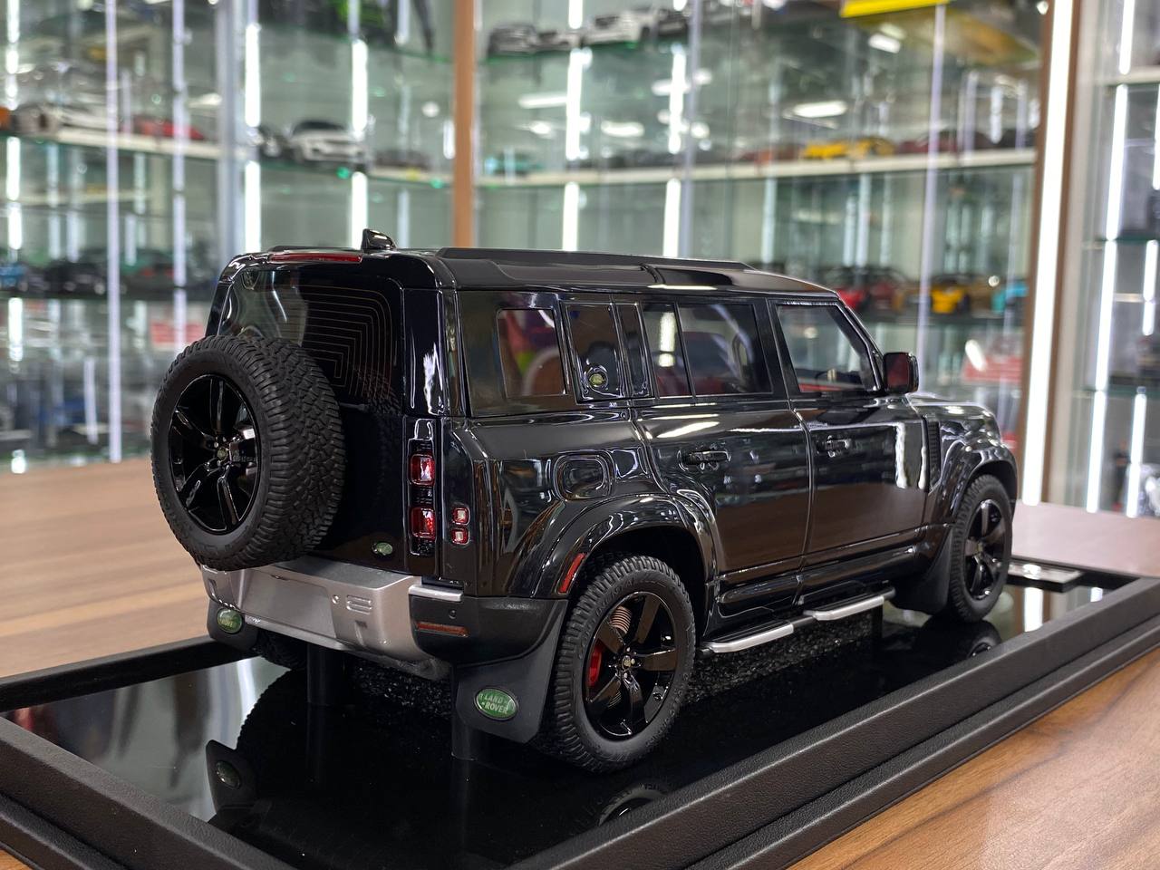 1/18 Resin MotorHelix Land Rover Defender 110 Gloss Black Limited 50 pcs