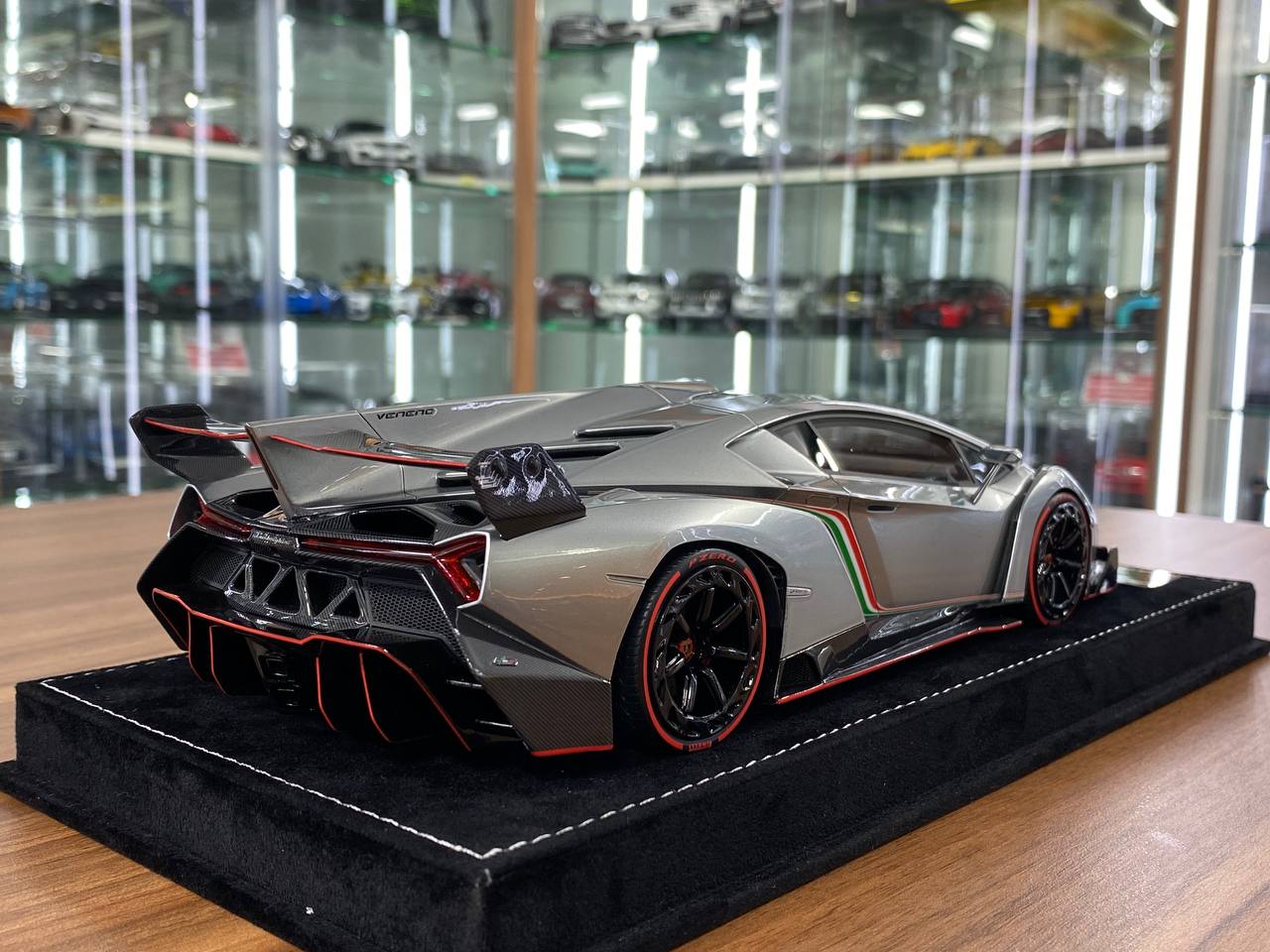 1/18 Resin Model H & H Lamborghini VENENO in Grigio Metalluro Silver - Limited 50 pcs