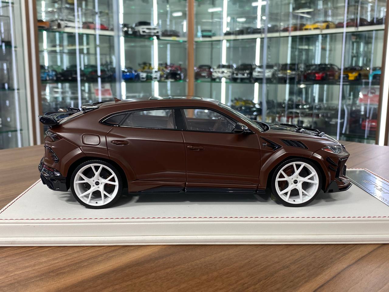 1/18 Resin Lamborghini Urus MANSORY Davis & Giovanni Gloss Brown