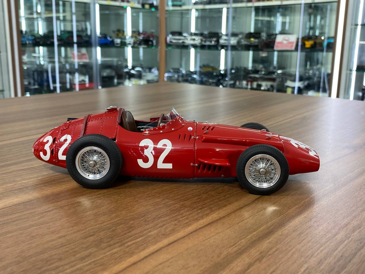 CMC Maserati 250 F GP Monaco, 1957 Sieger J.M Fangio, Start Nr. 32 [1/18 Red Diecast]