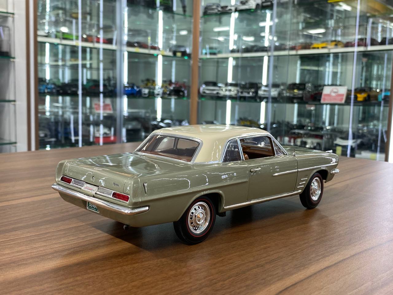 Highway 61 Pontiac LeMans Coupe 1963 -[1/18 Diecast, Green]