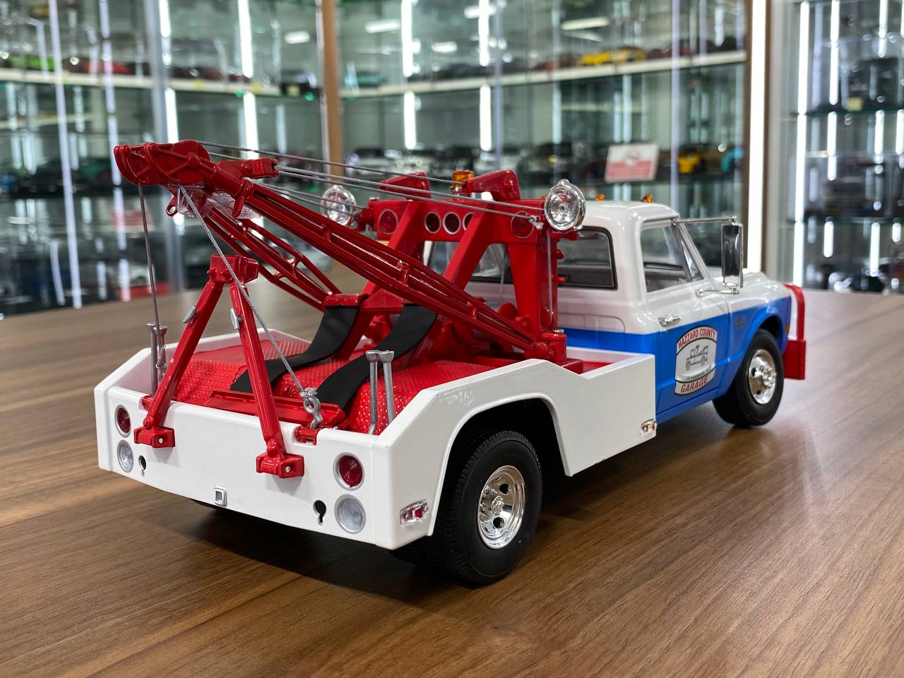 1/18 Diecast Chevrolet C-30 White and Red Model Car by Green Light