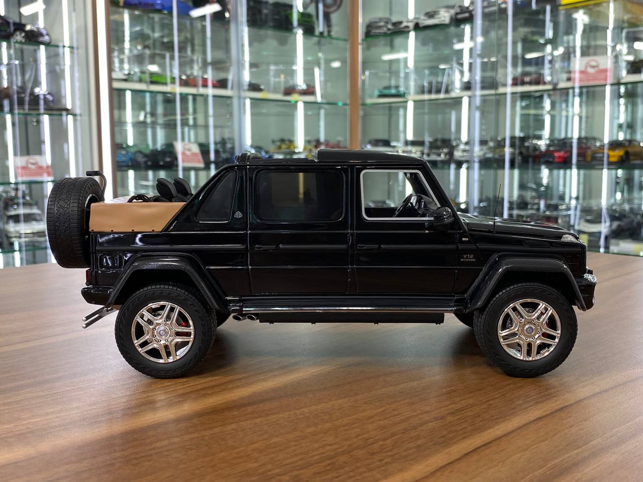 1/18 Mercedes-Benz G650 Landaulet Maybach Black Miniature car by Schuco