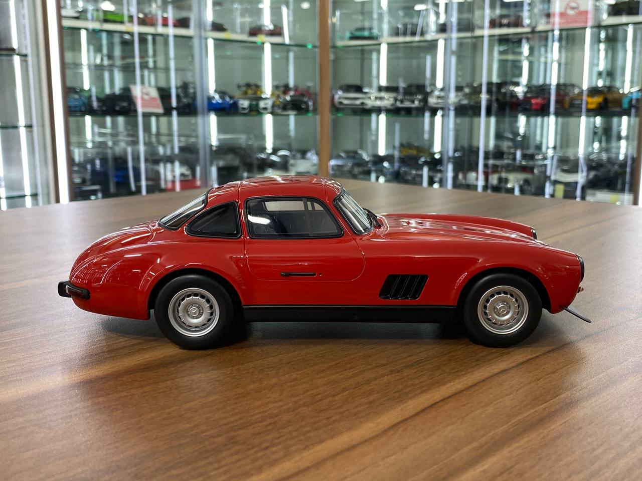 1/18 Mercedes-Benz AMG 300SL Red Model Car by Otto