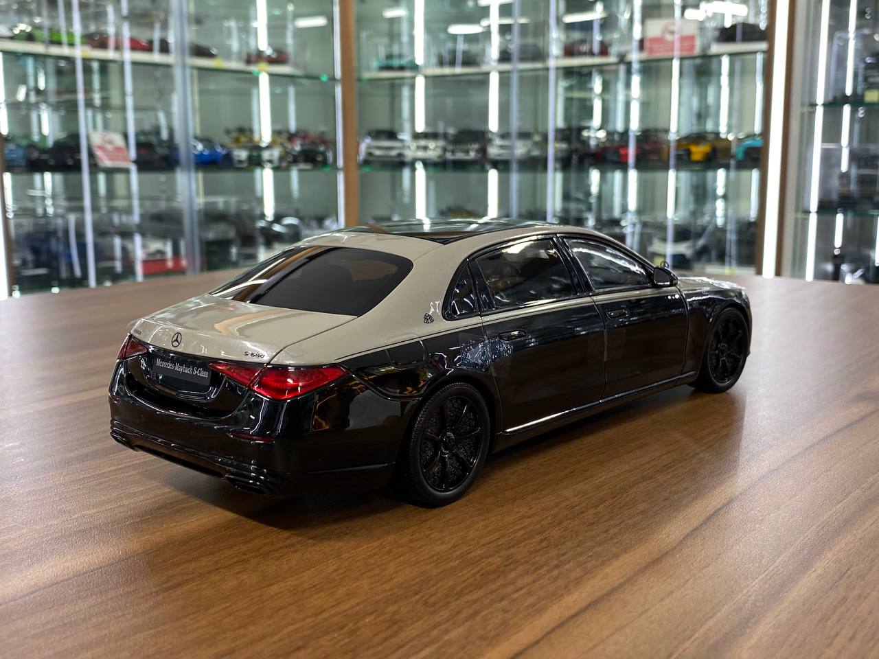 Almost Real 1/18 Mercedes-Maybach S680 W223 Mojave Silver Onyx Black Night Series