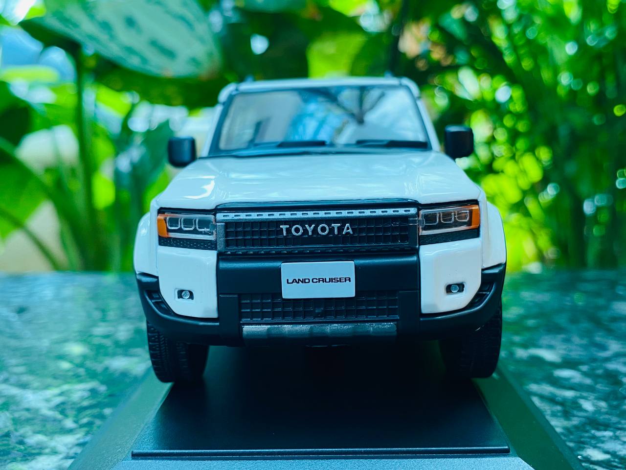Dealer Edition 2024 Toyota Land Cruiser 250 Resin Model - White | 1/30 Scale