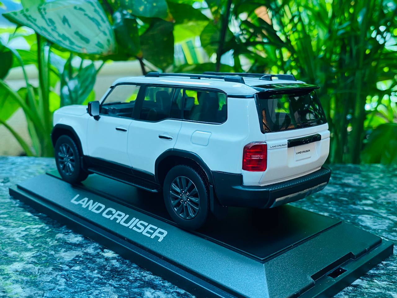 Dealer Edition 2024 Toyota Land Cruiser 250 Resin Model - White | 1/30 Scale